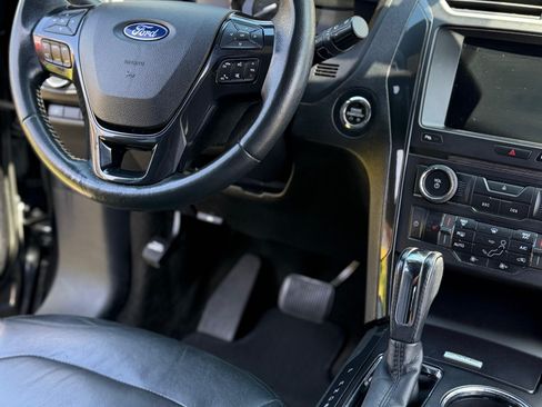 Used 2017 Ford Explorer XLT w/ Equipment Group 202A AWD/4WD image 9