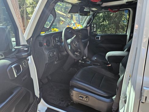 Used 2024 Jeep Wrangler Unlimited Rubicon w/ Capability Package image 8