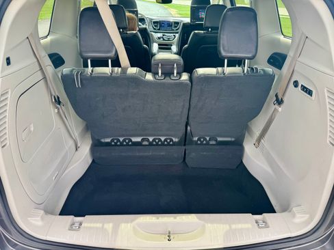 Used 2018 Chrysler Pacifica Limited w/ Tire & Wheel Group FWD image 25