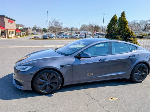 Used 2022 Tesla Model S Plaid image 4