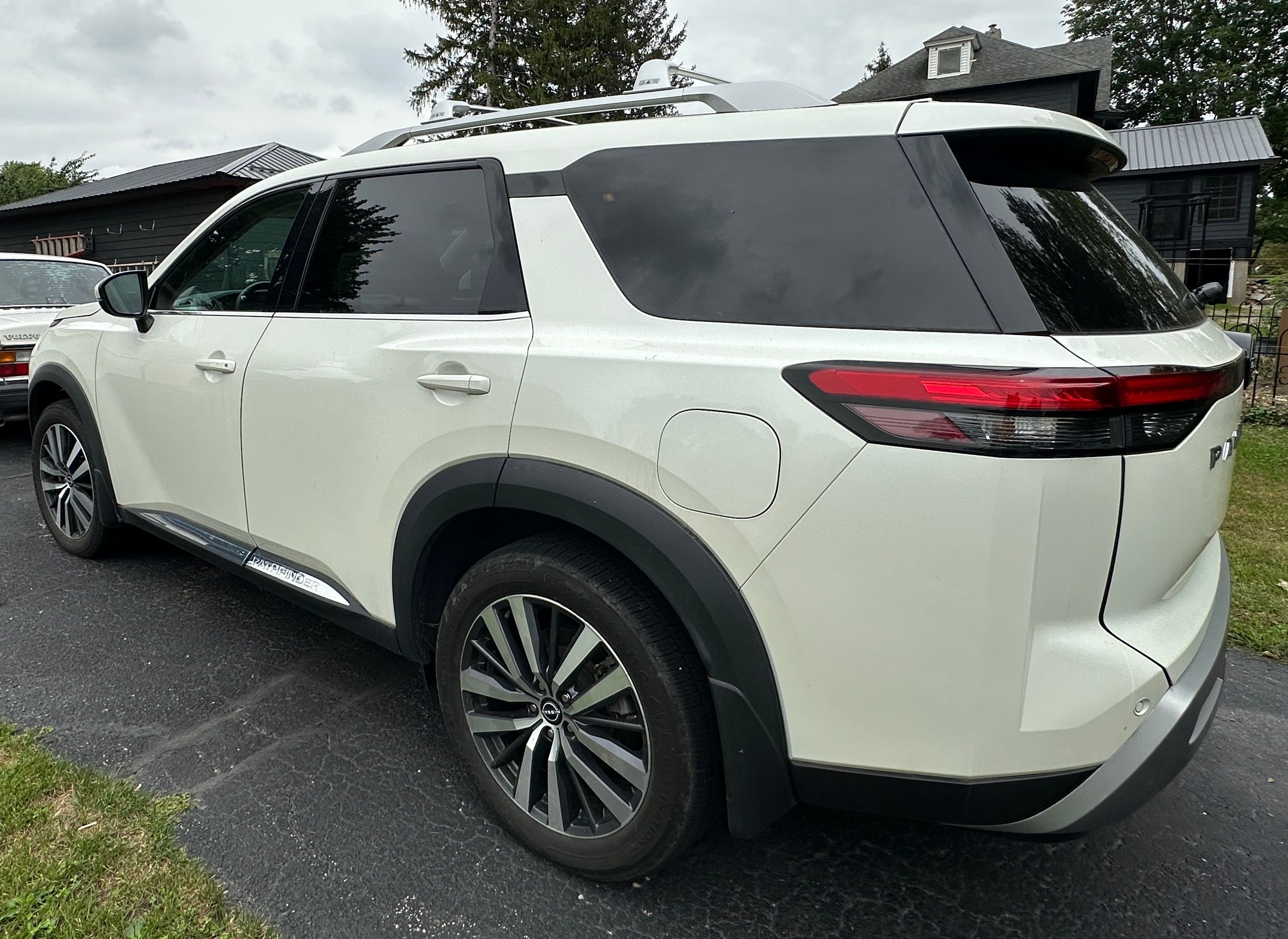 Used 2022 Nissan Pathfinder Platinum w/ Cargo Package AWD/4WD image 8