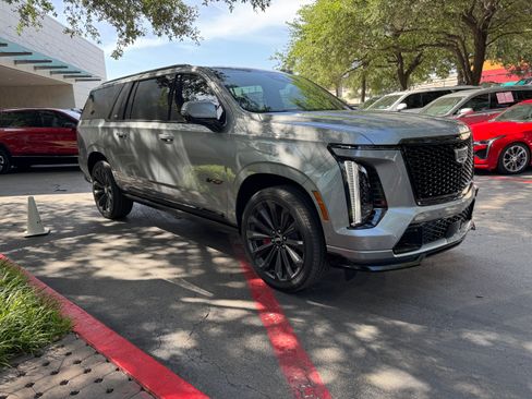Used 2025 Cadillac Escalade ESV V image 2