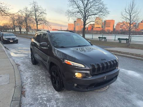 Used 2016 Jeep Cherokee Latitude w/ Comfort/Convenience Group image 2