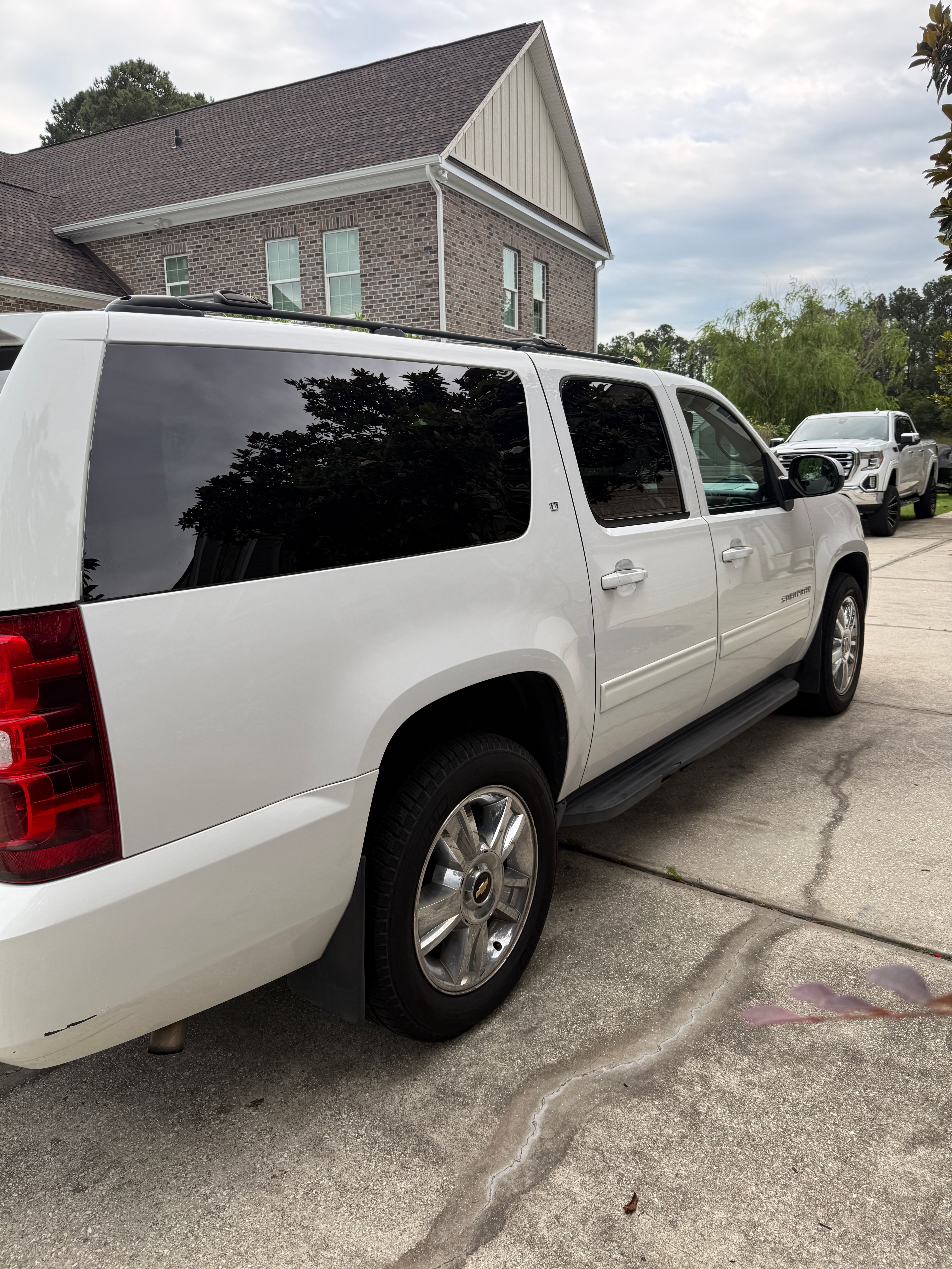 Used 2013 Chevrolet Suburban LT RWD image 1