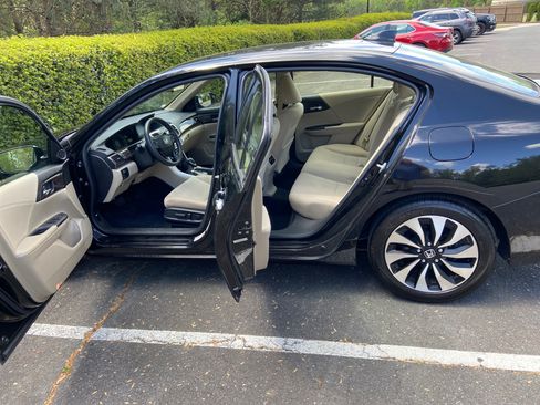 Used 2017 Honda Accord Hybrid Sedan image 4
