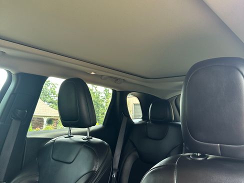 Used 2019 Jeep Cherokee Latitude Plus AWD/4WD image 16