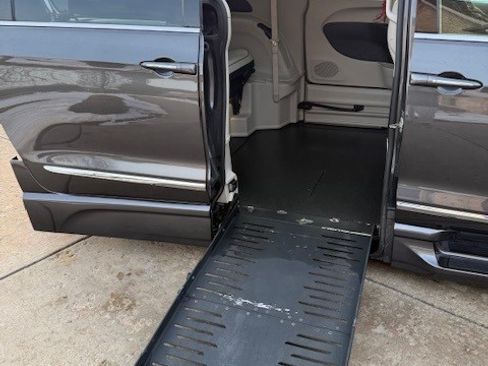 Used 2018 Chrysler Pacifica Limited w/ Tire & Wheel Group image 12