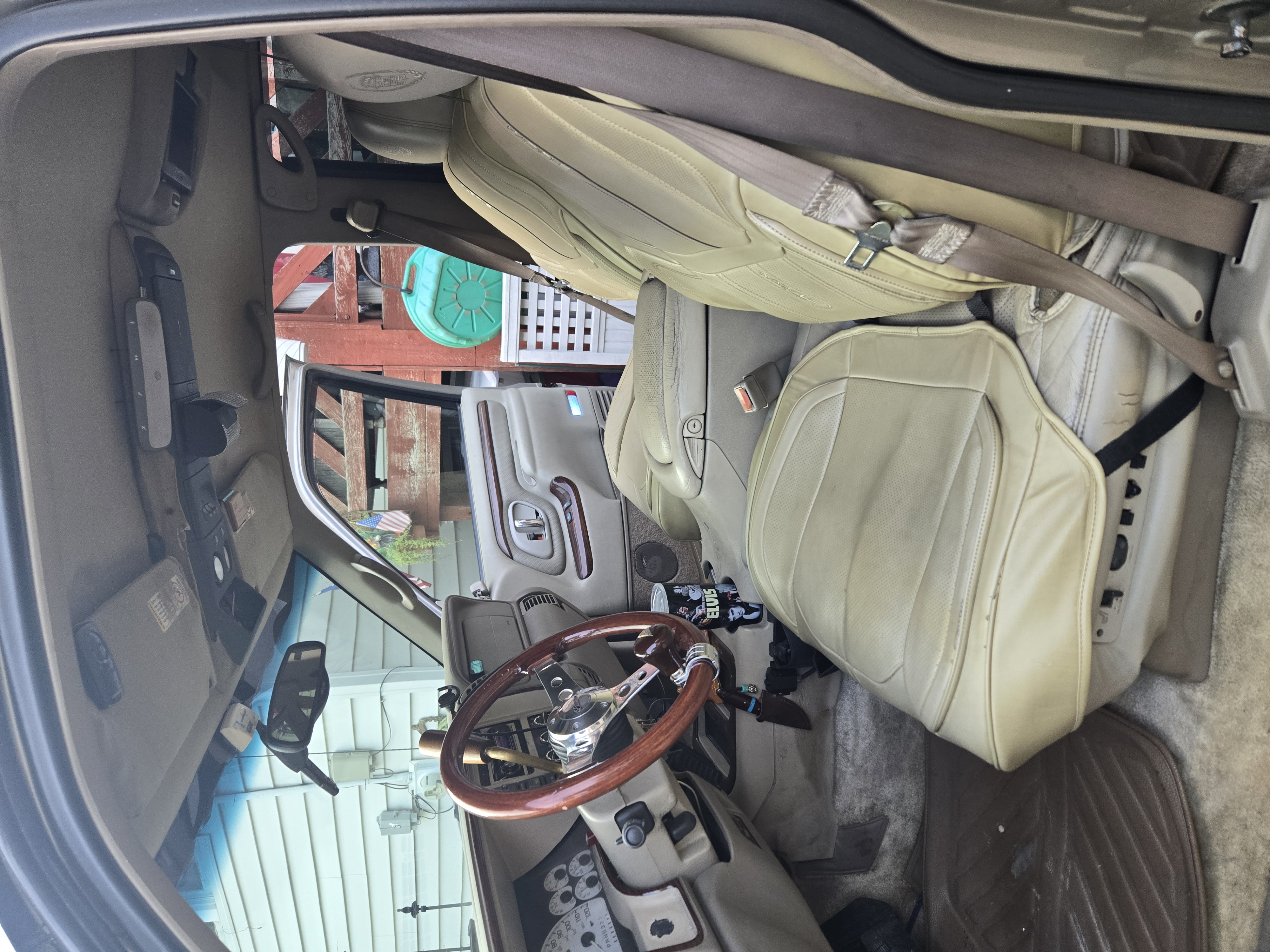 Used 2000 Cadillac Escalade 4WD image 2