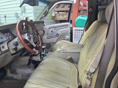 Used 2000 Cadillac Escalade 4WD image 2