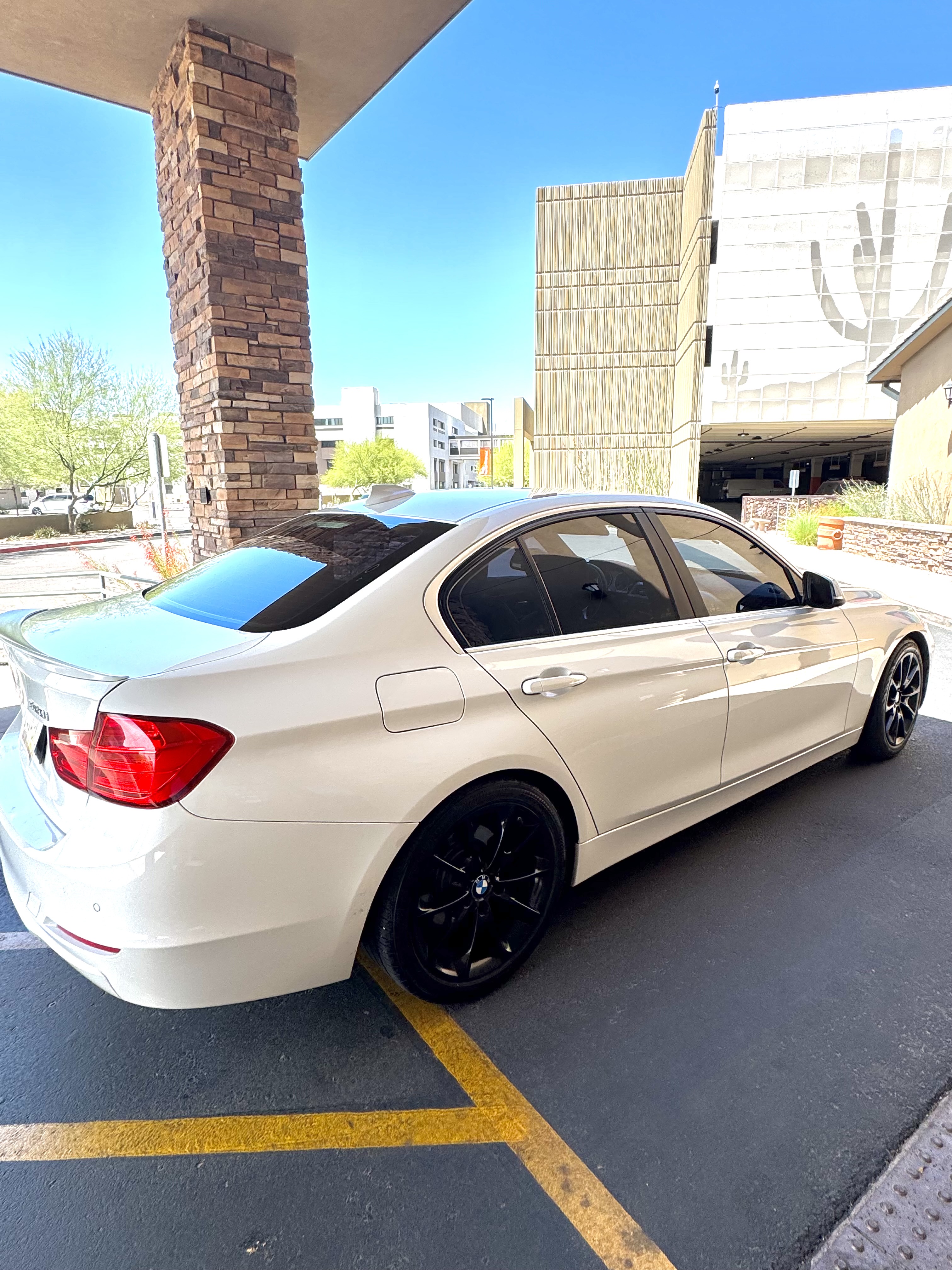 Used 2015 BMW 320i Sedan RWD image 4