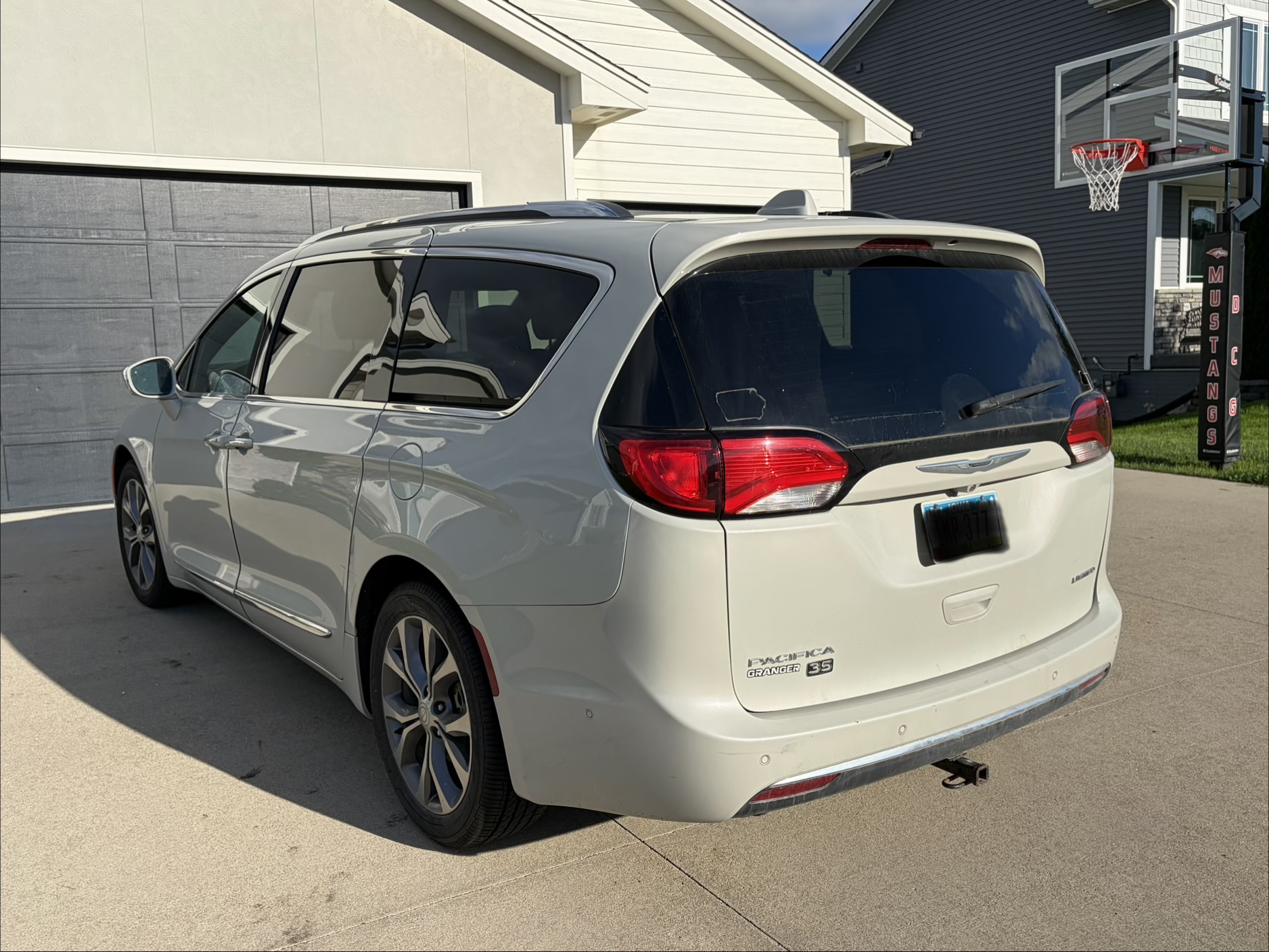 Used 2019 Chrysler Pacifica Limited w/ Advanced Safetytec Group FWD image 9