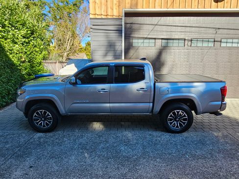 Used 2022 Toyota Tacoma SR5 RWD image 2