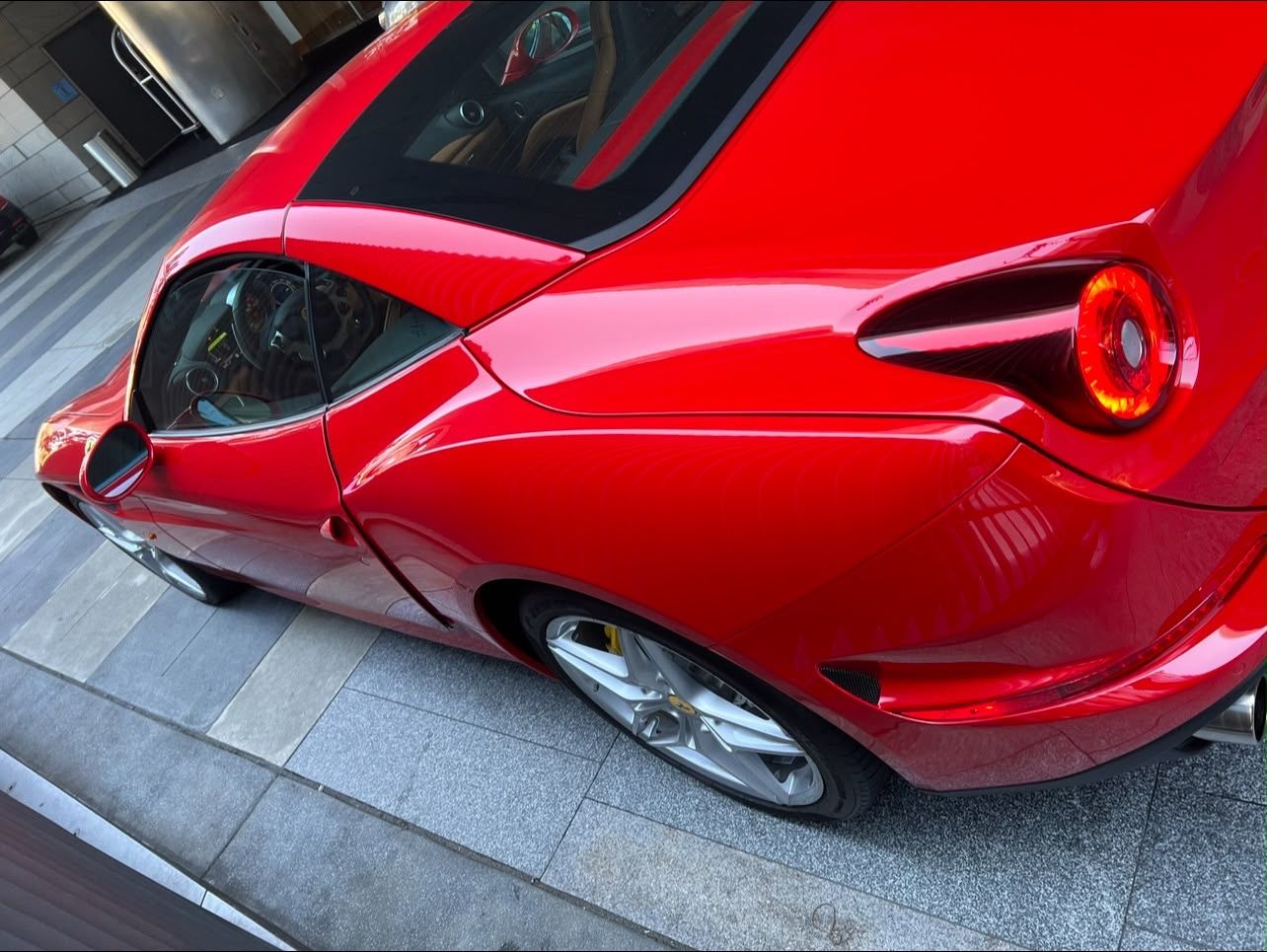 Used 2017 Ferrari California T RWD image 4