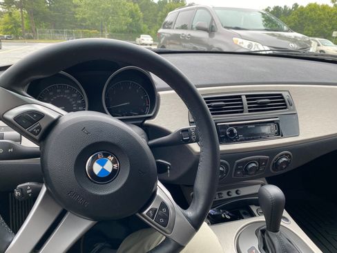 Used 2004 BMW Z4 2.5i RWD image 8