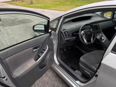 Used 2010 Toyota Prius Three image 2