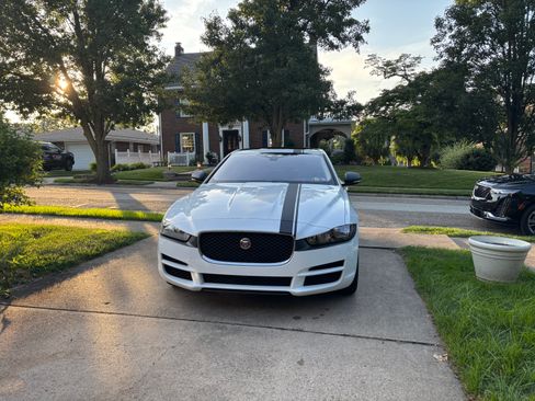 Used 2019 Jaguar XE Premium image 2