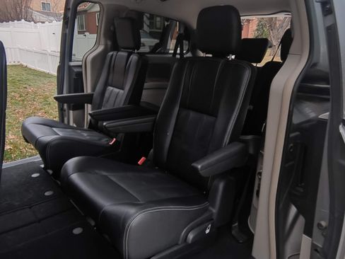 Used 2014 Chrysler Town & Country Touring image 20