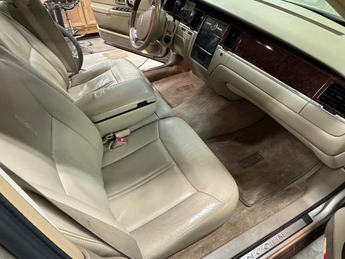 Used 2011 Lincoln Town Car Signature Limited image 15