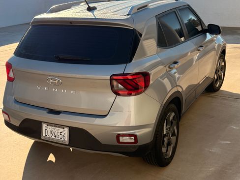 Used 2024 Hyundai Venue SEL image 2