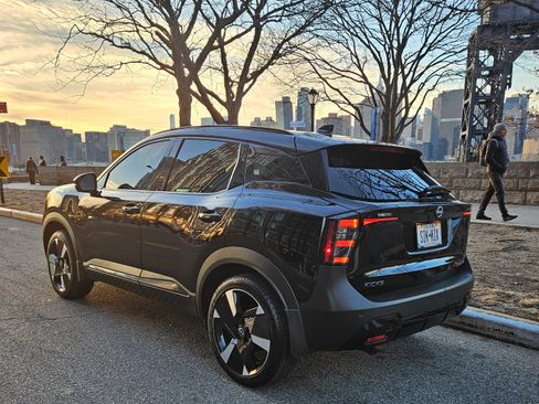 Used 2025 Nissan Kicks SR w/ SR Premium Package image 4