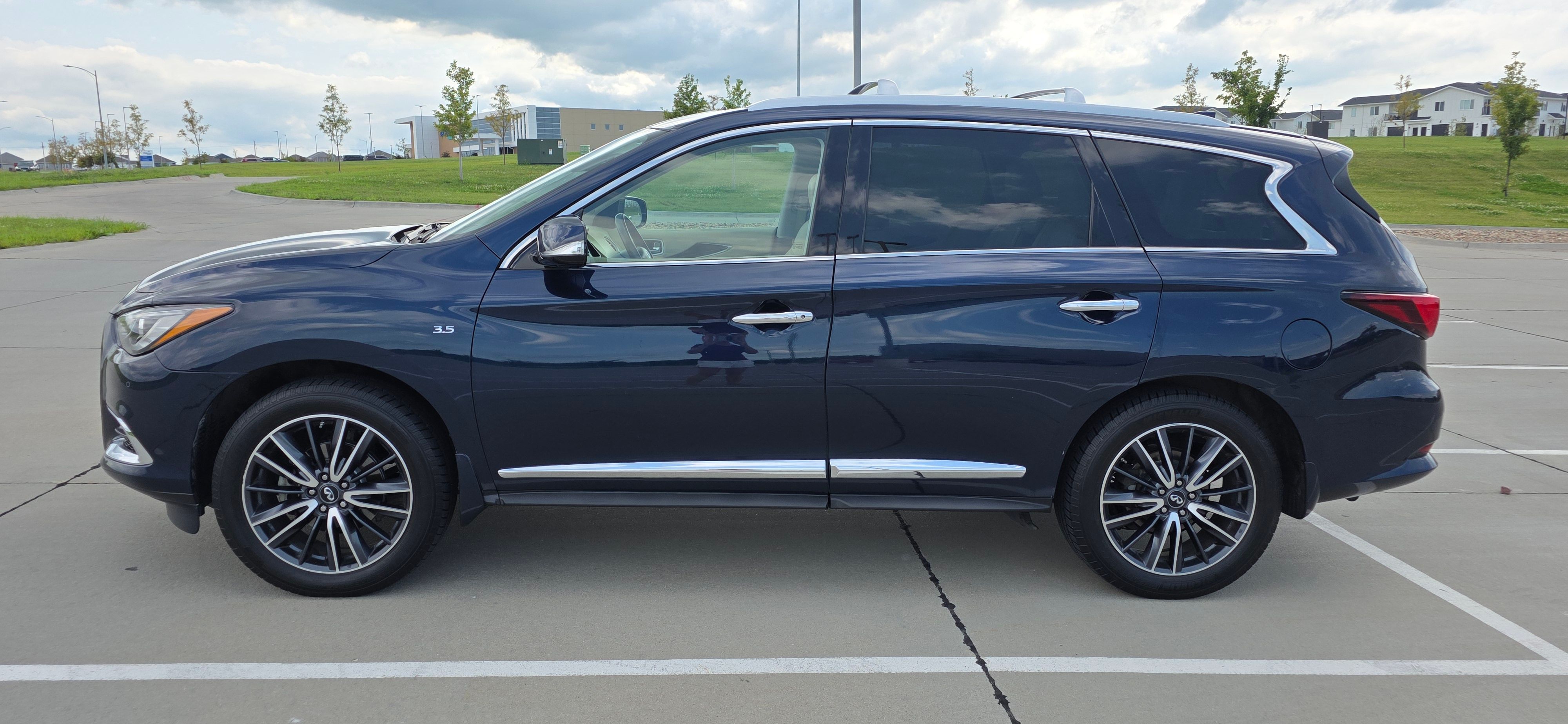 Used 2017 INFINITI QX60 Luxe w/ Deluxe Technology Package AWD/4WD image 2