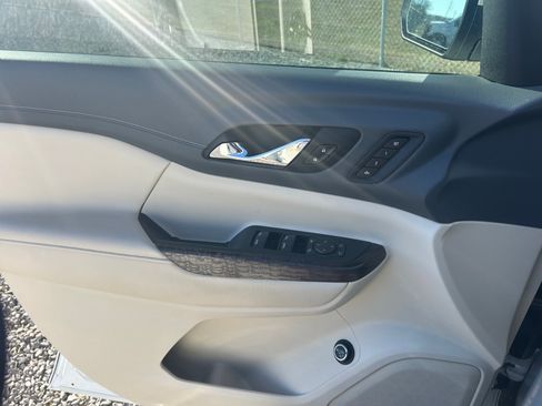 Used 2021 GMC Acadia Denali w/ Denali Technology Package image 11