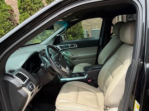 Used 2015 Ford Explorer XLT w/ Equipment Group 202B FWD image 2