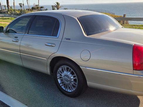 Used 2007 Lincoln Town Car Signature Limited image 2