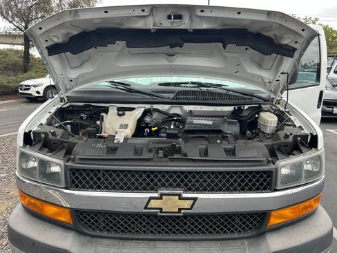 Used 2018 Chevrolet Express 2500 w/ Driver Convenience Package RWD image 12