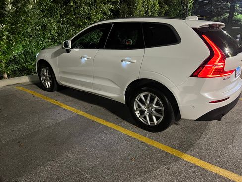 Used 2018 Volvo XC60 T5 Momentum w/ Vision Package AWD/4WD image 6