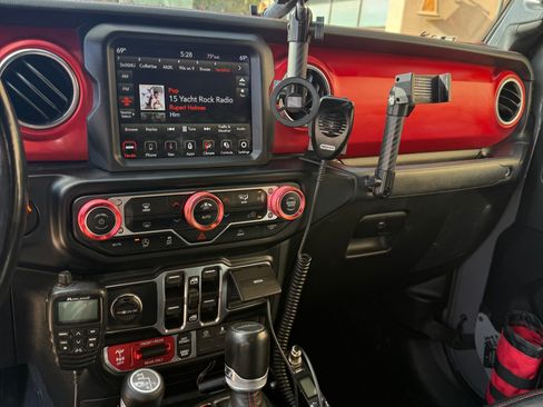 Used 2021 Jeep Gladiator Rubicon AWD/4WD image 17
