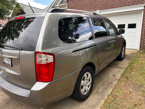 Used 2010 Kia Sedona LX w/ PWR Pkg FWD image 5