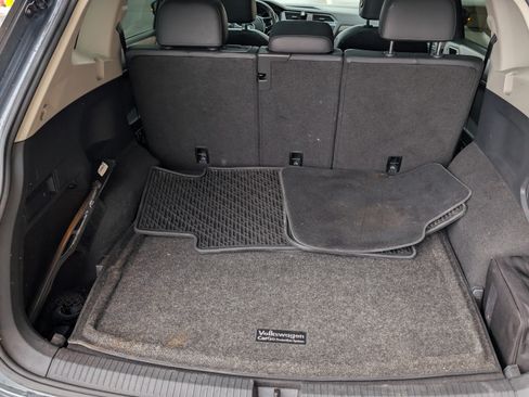 Used 2019 Volkswagen Tiguan SE w/ Panoramic Sunroof Package image 9