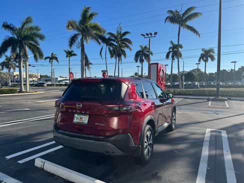 Used 2022 Nissan Rogue SV image 4