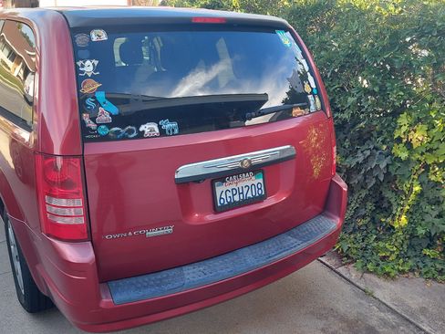 Used 2008 Chrysler Town & Country LX image 6