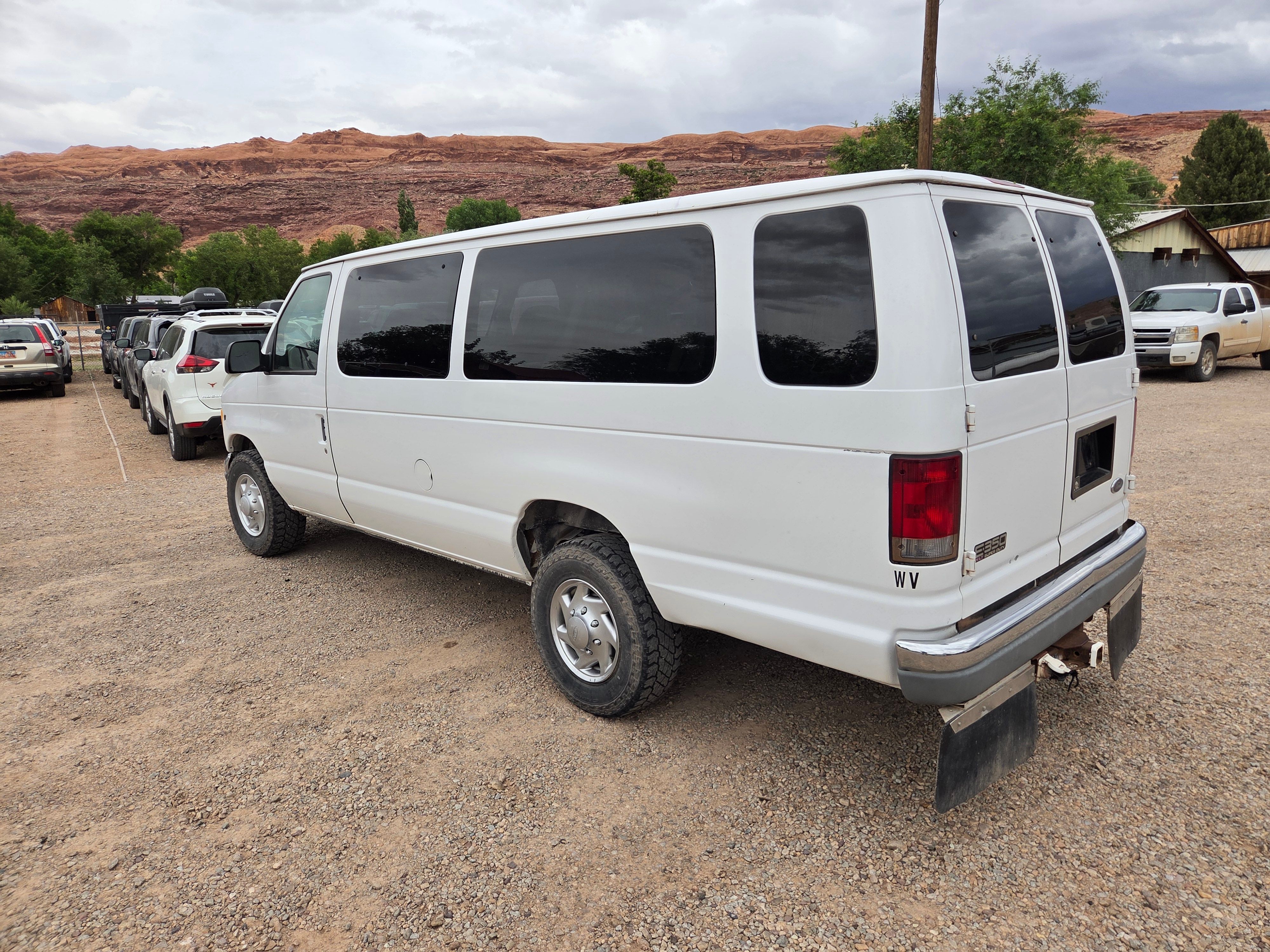 Used 2002 Ford E-350 and Econoline 350 Club Wagon RWD image 4