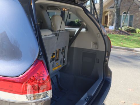 Used 2011 Toyota Sienna CE image 15