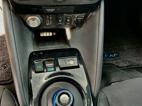 Used 2020 Nissan Leaf SV w/ SV Technology Package FWD image 17