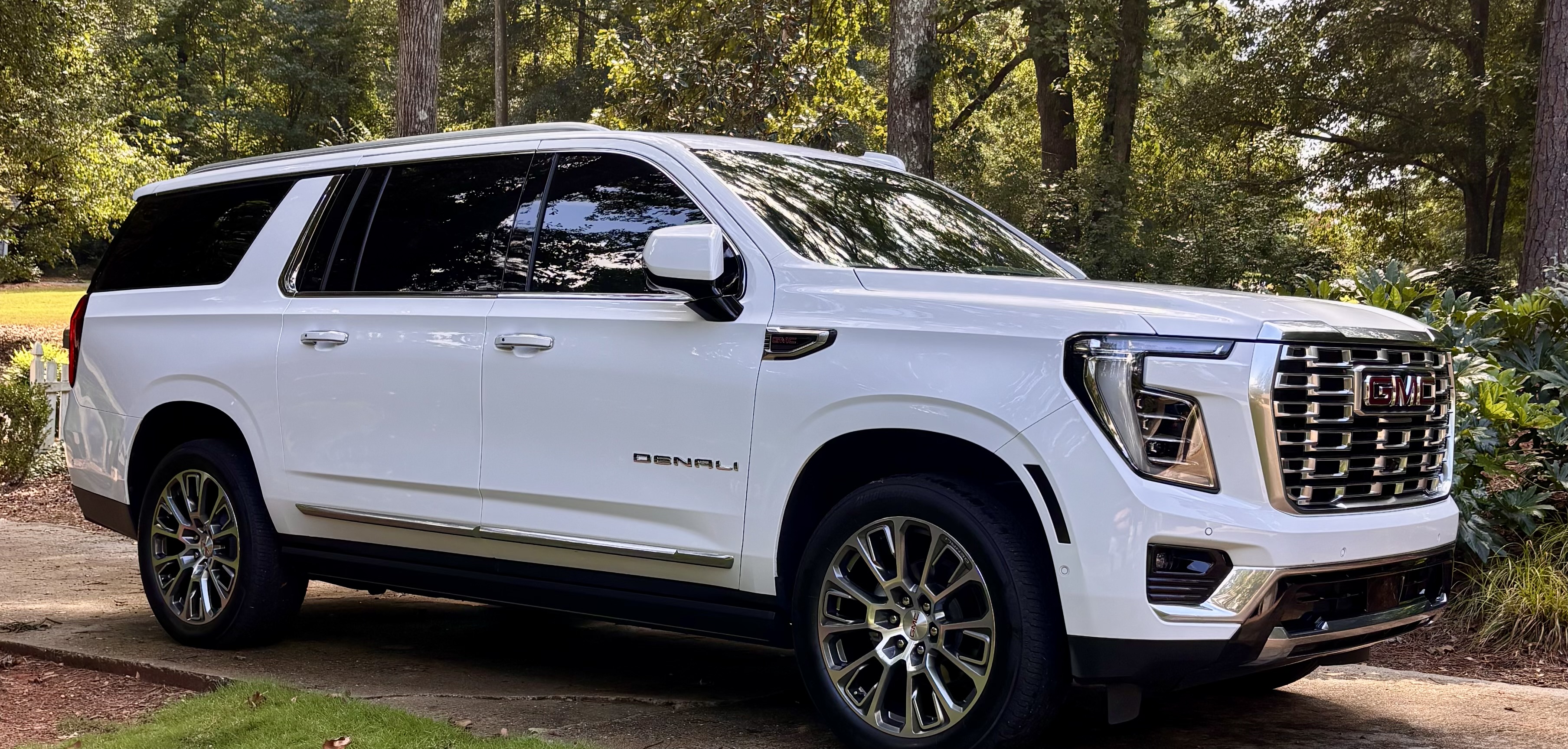 Used 2025 GMC Yukon XL Denali w/ Sun & Power Step Package RWD image 1