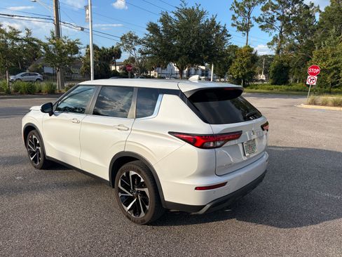 Used 2022 Mitsubishi Outlander ES FWD image 6