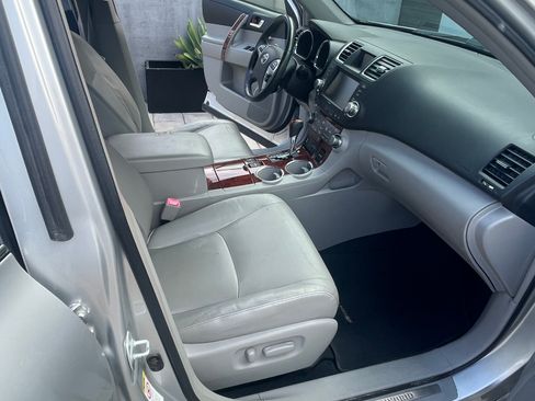 Used 2012 Toyota Highlander Limited AWD/4WD image 6