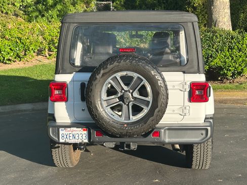 Used 2018 Jeep Wrangler Unlimited Sahara image 9