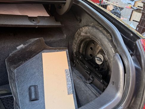 Used 2011 Lincoln Town Car Signature Limited image 8