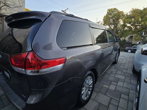 Used 2012 Toyota Sienna XLE image 4