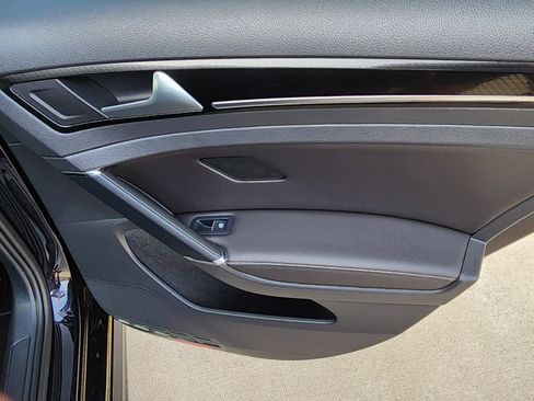 Used 2016 Volkswagen Golf 4-Door image 17