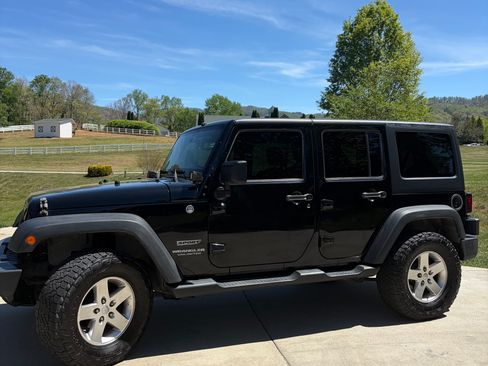 Used 2013 Jeep Wrangler Unlimited Sport AWD/4WD image 10