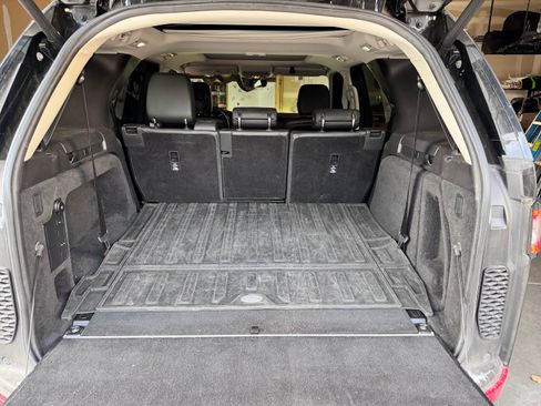 Used 2019 Land Rover Discovery SE image 12