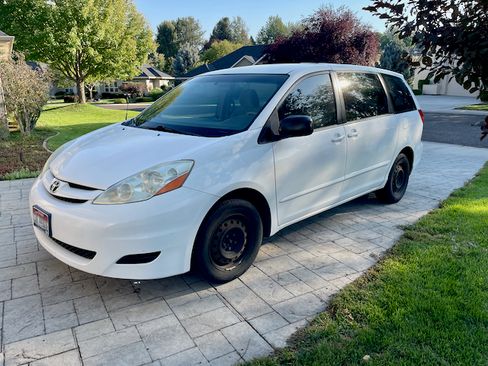 Used 2009 Toyota Sienna CE FWD image 1