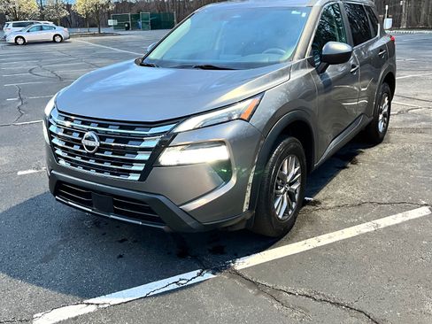 Used 2024 Nissan Rogue S image 2