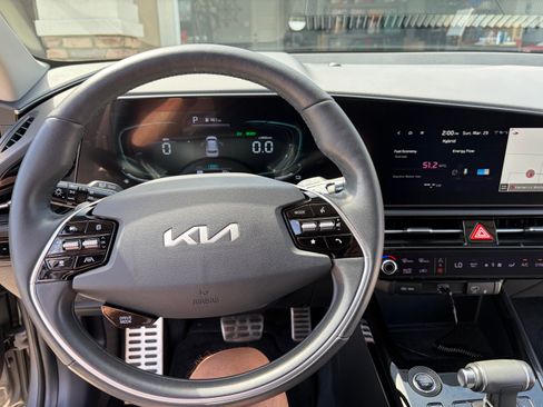 Used 2024 Kia Niro SX Touring image 14
